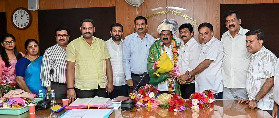 ಮೈಸೂರಿನಲ್ಲಿ ಗುರುವಾರ ‘ಮೈಮುಲ್’ ಅಧ್ಯಕ್ಷರಾಗಿ ಅವಿರೋಧವಾಗಿ ಆಯ್ಕೆಯಾದ ‍ಕೆ.ಈರೇಗೌಡ ಅವರನ್ನು ನಿರ್ದೇಶಕರು ಹಾಗೂ ಅಧಿಕಾರಿಗಳು ಅಭಿನಂದಿಸಿದರು– ಪ್ರಜಾವಾಣಿ ಚಿತ್ರ