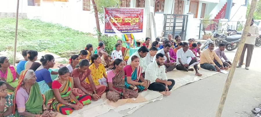 ಗಂಗಾವತಿ ನಗರದ ಸಿಡಿಪಿಒ ಕಚೇರಿ ಎದುರು ಗುರುವಾರ ರಾಜ್ಯ ದೇವದಾಸಿ ಮಹಿಳೆಯರ ವಿಮೋಚನಾ ಸಂಘದ ತಾಲ್ಲೂಕು ಸಮಿತಿ ಸದಸ್ಯರು ಧರಣಿ ಸತ್ಯಾಗ್ರಹ ನಡೆಸಿದರು