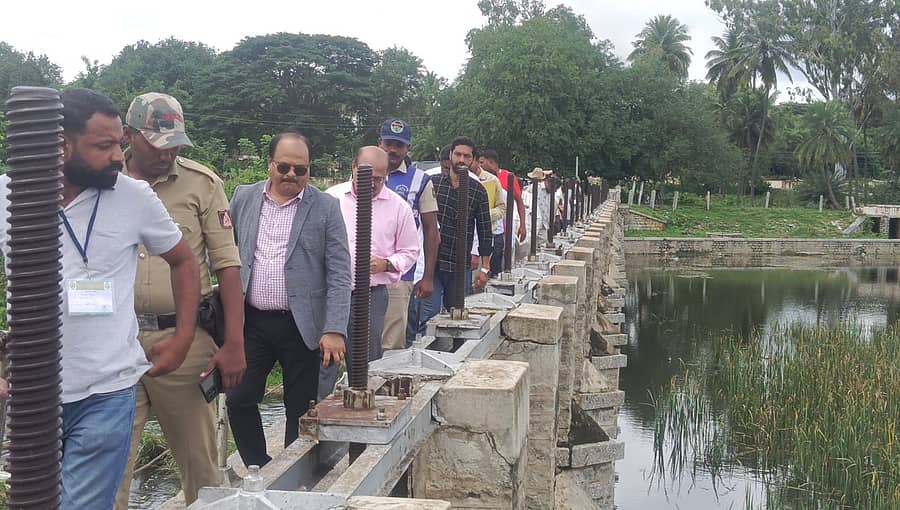 ಬೇತಮಂಗಲದ ಜಲಾಶಯದ ಸೇತುವೆಯಲ್ಲಿ ಬಿರುಕು ಬಿಟ್ಟಿರುವ ಗೇಟ್ ಅನ್ನು ಜಿಲ್ಲಾಧಿಕಾರಿ ಎಂ.ಆರ್.ರವಿ ಪರಿಶೀಲಿಸಿದರು
