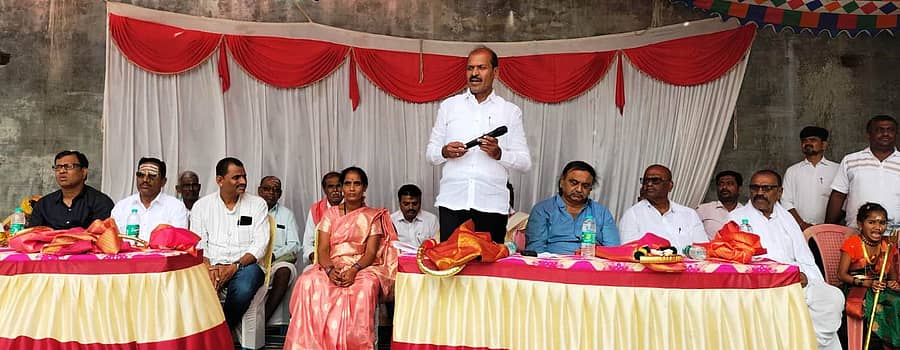 ಕೊಟ್ಟೂರು ತಾಲ್ಲೂಕಿನ ಚಪ್ಪರದಹಳ್ಳಿ ಗ್ರಾಮದಲ್ಲಿ ಸಮುದಾಯ ಭವನದ ಕಾಮಗಾರಿಗೆ ಶಾಸಕ ಕೆ.ನೇಮರಾಜನಾಯ್ಕ ಗುರುವಾರ ಚಾಲನೆ ನೀಡಿ ಮಾತನಾಡಿದರು