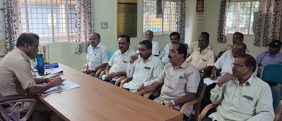 ದೊಡ್ಡಬಳ್ಳಾಪುರ ನಗರ ಪೊಲೀಸ್ ಠಾಣೆ ಇನ್ಸ್ಪೆಕ್ಟರ್ ಅಮರೇಶ್ಗೌಡ ನೇಕಾರ ಮುಖಂಡರೊಂದಿಗೆ ಸಭೆ ನಡೆಸಿದರು