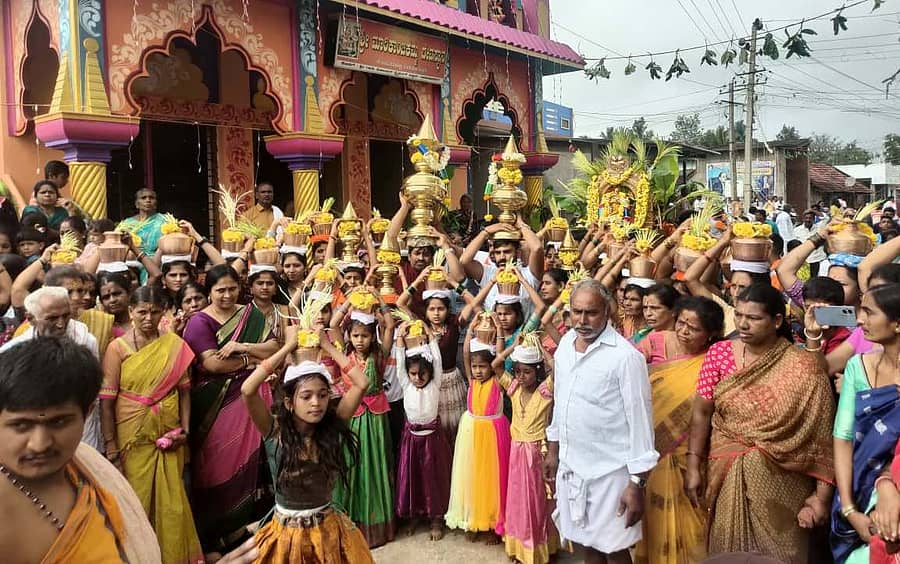 ಕೊಣನೂರು ಸಮೀಪದ ಕೆ.ಬಸವನಹಳ್ಳಿ ಗ್ರಾಮದಲ್ಲಿ ಜರುಗಿದ ದೊಡ್ಡಮ್ಮ ಮತ್ತು ಚಿಕ್ಕಮ್ಮ ದೇವತೆಗಳ ದೇವಾಲಯ ಲೋಕಾರ್ಪಣೆ ಮತ್ತು ವಿಗ್ರಹ ಪ್ರತಿಷ್ಠಾಪನೆ ಕಾರ್ಯಕ್ರಮದ ಅಂಗವಾಗಿ ಮಹಿಳೆಯರು ಮತ್ತು ಮಕ್ಕಳು ಕಾವೇರಿ ನದಿಯಿಂದ ಕಲಶ ಹೊತ್ತು ತಂದರು