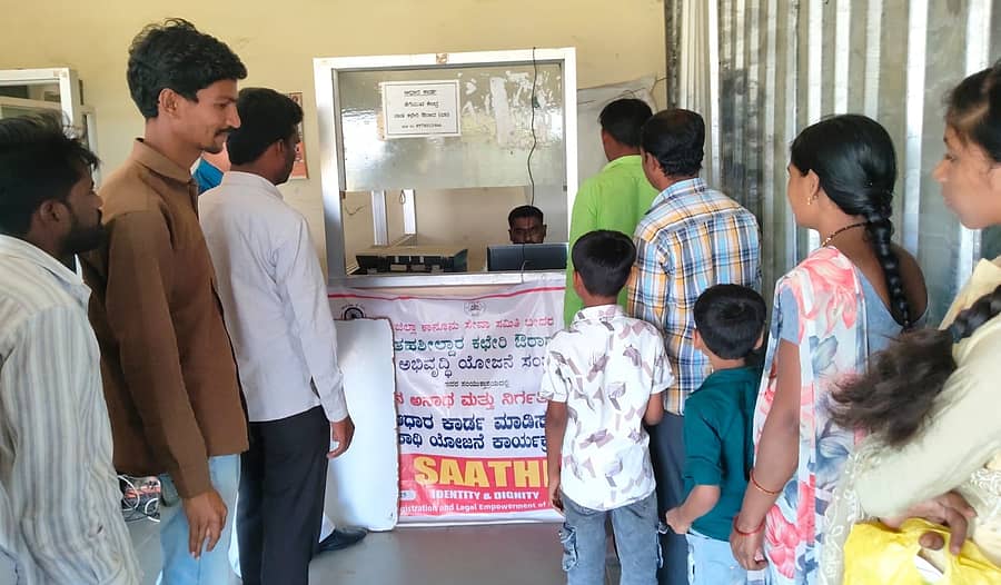 ಸಂತಪೂರ ಆಧಾರ್ ಕೇಂದ್ರ ಸ್ಥಗಿತಗೊಂಡ ಪರಿಣಾಮ ಔರಾದ್ ಆಧಾರ್ ಕೇಂದ್ರದಲ್ಲಿ ಒತ್ತಡ ಜಾಸ್ತಿಯಾಗಿ ಜನ ಸರತಿ ಸಾಲಿನಲ್ಲಿ ನಿಂತುಕೊಂಡಿರುವುದು