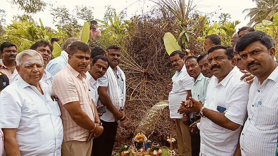 ನುಗ್ಗೇಹಳ್ಳಿ ಹೋಬಳಿಯ ಹುಲ್ಲೇನಹಳ್ಳಿ ಗ್ರಾಮದ ಕೆರೆಗೆ ಪೈಪ್ ಲೈನ್ ಮೂಲಕ ನೀರೊದಗಿಸುವ ಯೋಜನೆಗೆ ಶಾಸಕ ಸಿ.ಎನ್. ಬಾಲಕೃಷ್ಣ ಶುಕ್ರವಾರ ಗಂಗೆಪೂಜೆ ನೆರವೇರಿಸಿ ಚಾಲನೆ ನೀಡಿದರು 