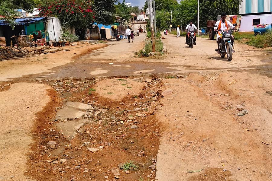 ಸೋಮನಾಥ ದೇವಾಲಯಕ್ಕೆ ಹೋಗುವ ರಸ್ತೆಯೂ ಈಚೆಗೆ ಮಳೆಯಿಂದ ಹಾನಿಯಾಗಿರುವುದು