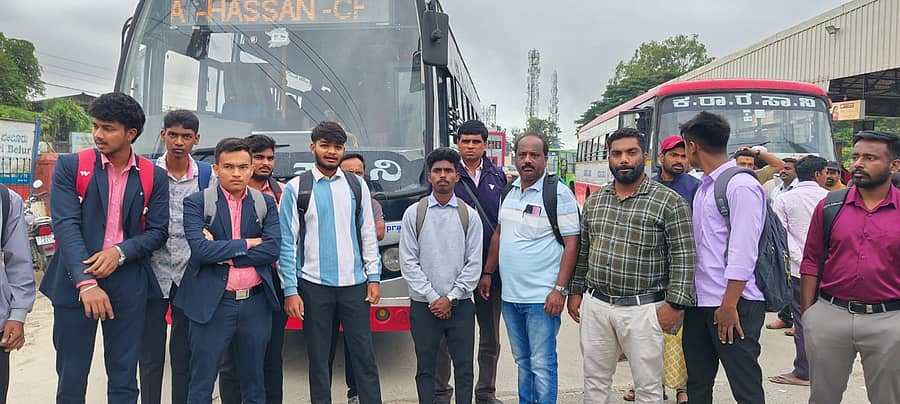 ಬೇಲೂರಿನಲ್ಲಿ ಸಾರಿಗೆ ಬಸ್ಗಳು ಸಮಯಕ್ಕೆ ಸರಿಯಾಗಿ ಬಾರದ ಕಾರಣ ಶಾಲಾ, ಕಾಲೇಜು ವಿದ್ಯಾರ್ಥಿಗಳಿಗೆ ತೊಂದರೆಯಾಗುತ್ತಿದೆ ಎಂದು ಆರೋಪಿಸಿ ವಿದ್ಯಾರ್ಥಿಗಳು ಬಸ್ ನಿಲ್ದಾಣದಲ್ಲಿ ಬಸ್ಗಳನ್ನು ತಡೆದು ಪ್ರತಿಭಟನೆ ನಡೆಸಿದರು