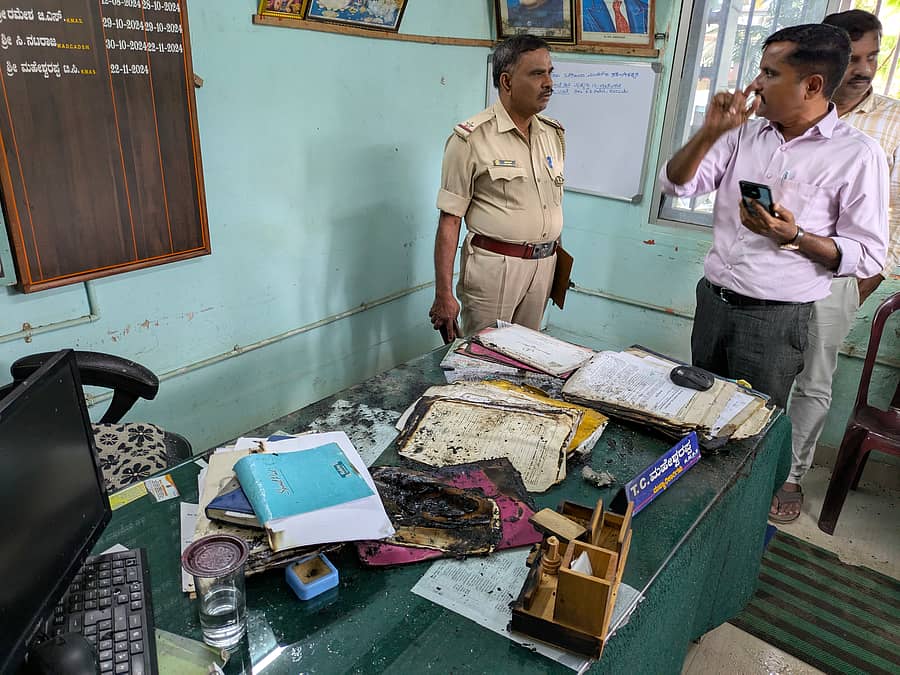 ಸಕಲೇಶಪುರ ಪುರಸಭೆ ಮುಖ್ಯಾಧಿಕಾರಿ ಕಚೇರಿಯ ಟೇಬಲ್‌ ಮೇಲೆ ಸುಟ್ಟಿರುವ ಕಡತಗಳನ್ನು ಪೊಲೀಸರು ಪರಿಶೀಲಿಸಿದರು.