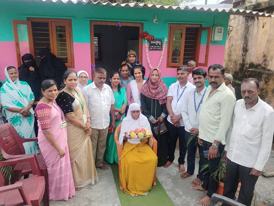ಆಲೂರಿನ ದೊಡ್ಡಿಬೀದಿ ಮುನಿರಾ ಬೇಗಂ ಅವರಿಗೆ ವಾತ್ಸಲ್ಯ ಮನೆ ಹಸ್ತಾಂತರ ಮಾಡಲಾಯಿತು