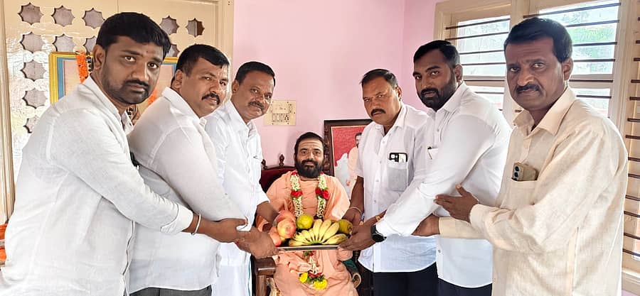 ಬೀರೂರು ರಂಭಾಪುರಿ ಖಾಸಾಶಾಖಾ ಮಠಕ್ಕೆ ಭೇಟಿ ನೀಡಿದ ಕಡೂರು ಪುರಸಭಾಧ್ಯಕ್ಷ ಭಂಡಾರಿ ಶ್ರೀನಿವಾಸ್ ಮಠದ ರುದ್ರಮುನಿ ಶಿವಾಚಾರ್ಯ ಶ್ರೀಗಳಿಗೆ ಫಲಪುಷ್ಪ ಸಮರ್ಪಿಸಿದರು