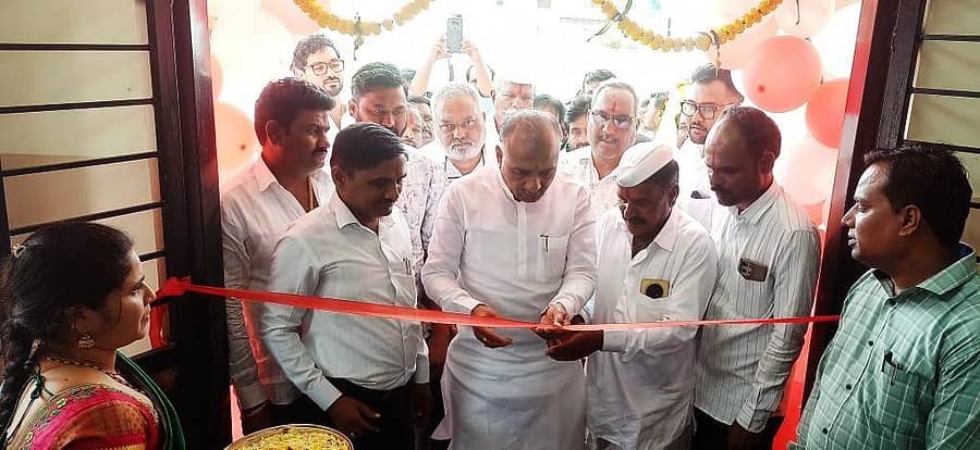 ದೇವರಹಿಪ್ಪರಗಿ ಪಟ್ಟಣದಲ್ಲಿ ಡಿ.ದೇವರಾಜ ಅರಸು ಹಿಂದುಳಿದ ವರ್ಗಗಳ ಮ್ಯಾಟ್ರಿಕ್ ನಂತರದ ವಸತಿ ನಿಲಯ ನೂತನ ಕಟ್ಟಡವನ್ನು ಗುರುವಾರ ಶಾಸಕ ರಾಜುಗೌಡ ಪಾಟೀಲ(ಕುದರಿ ಸಾಲವಾಡಗಿ) ರಿಬ್ಬನ್ ಕತ್ತರಿಸುವ ಮೂಲಕ ಉದ್ಘಾಟಿಸಿದರು. ಜಿಲ್ಲಾ ಜೆಡಿಎಸ್ ಉಪಾಧ್ಯಕ್ಷ ರಿಯಾಜ ಯಲಗಾರ ಹಾಗೂ ಪಟ್ಟಣ ಪಂಚಾಯಿತಿ ಉಪಾಧ್ಯಕ್ಷ ರಮೇಶ ಮಸಬಿನಾಳ ಸಹಿತ ಗಣ್ಯರು ಹಾಜರಿದ್ದರು