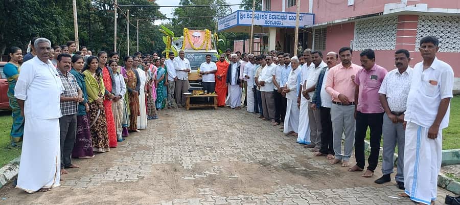 ಸರಗೂರು ಶಿವರಾತ್ರೀಶ್ವರ ಶಿವಾನುಭವ ಮಂಟಪದಲ್ಲಿ ಗುರುವಾರ ಜಗದ್ಗುರು ಡಾ. ಶಿವರಾತ್ರಿ ರಾಜೇಂದ್ರ ಮಹಾಸ್ವಾಮಿಗಳ ಶತೋತ್ತರ ದಶಮಾನೋತ್ಸವ ಕಾರ್ಯಕ್ರಮ ನಡೆಯಲಿದ್ದು ಪ್ರಚಾರ ಕಾರ್ಯಕ್ರಮದ ರಥಕ್ಕೆ ಹಂಚೀಪುರ ಮಠದ ಕಿರಿಯ ಸ್ವಾಮಿಜಿ ತೋಂಟದಾರ್ಯ ಸ್ವಾಮಿಜಿ ಚಾಲನೆ ನೀಡಿದರು