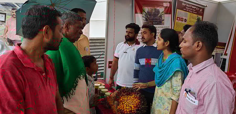 ಚನ್ನಮ್ಮನ ಕಿತ್ತೂರು ಉತ್ಸವದಲ್ಲಿ ಆಯೋಜಿಸಿದ್ದ ತಾಳೆ ಬೆಳೆ ಪ್ರಾತ್ಯಕ್ಷಿಕೆಯಲ್ಲಿ ಲಕ್ಷ್ಮೀ ಸಂಗಪ್ಪ ಕಲ್ಲೂರ ಅವರು ರೈತರಿಗೆ ಮಾಹಿತಿ ನೀಡಿದರು  ಪ್ರಜಾವಾಣಿ ಚಿತ್ರ