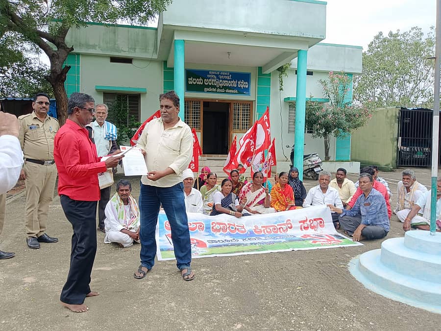 ಗಂಗಾವತಿ ತಾಲ್ಲೂಕಿನ ಆನೆಗೊಂದಿ ಭಾಗದ ರೈತರಿಗೆ ಕಿರುಕುಳ ನೀಡುತ್ತಿರುವ ಅರಣ್ಯ ಇಲಾಖೆ ಕ್ರಮ ಖಂಡಿಸಿ ಅಖಿಲ ಭಾರತ ಕಿಸಾನ್ ಸಭಾ ತಾಲ್ಲೂಕು ಸಮಿತಿ ಸದಸ್ಯರು ಶನಿವಾರ ನಗರದ ಅರಣ್ಯ ಇಲಾಖೆ ಕಚೇರಿ ಮುಂಭಾಗ ಪ್ರತಿಭಟನೆ ನಡೆಸಿದರು