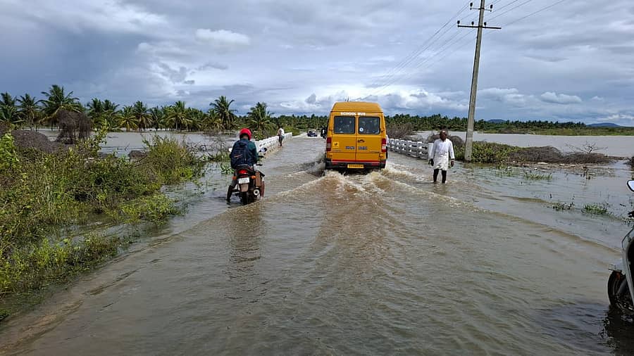 ಹೊಸದುರ್ಗದ ಮತ್ತೋಡು ಹೋಬಳಿಯ ಮಲದೊರೆ ಸಂಪರ್ಕ ಸೇತುವೆ ಜಲಾವೃತಗೊಂಡಿರುವುದು