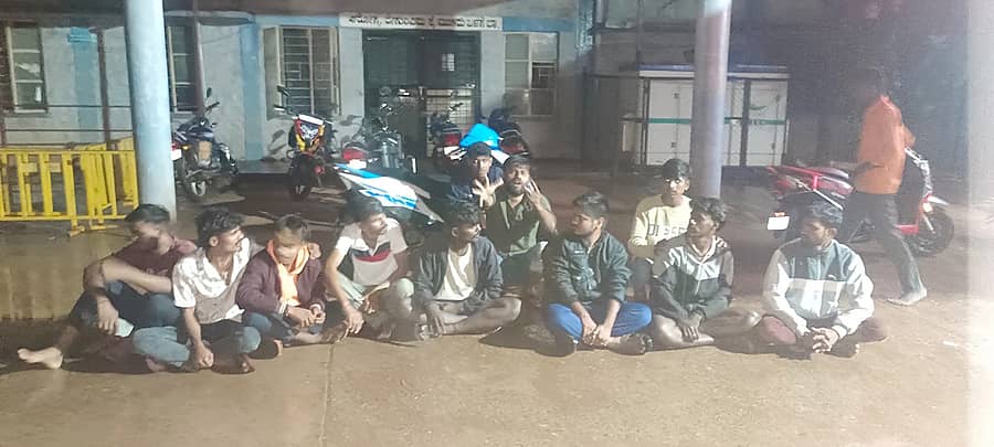 ಬಾದಾಮಿ ಸರ್ಕಾರಿ ಆಸ್ಪತ್ತೆಯಲ್ಲಿ ಕತ್ತಲು ಆವರಿಸಿದ ಹಿನ್ನೆಲೆಯಲ್ಲಿ ಬಿಜೆಪಿ ಮುಖಂಡ ಬೇಲೂರಪ್ಪ ವಡ್ಡರ ಮತ್ತು ಯುವಕರು ಆಸ್ಪತ್ರೆಯ ಎದುರಿನ ಕತ್ತಲಿನಲ್ಲಿಯೇ ಪ್ರತಿಭಟಿಸಿದರು.