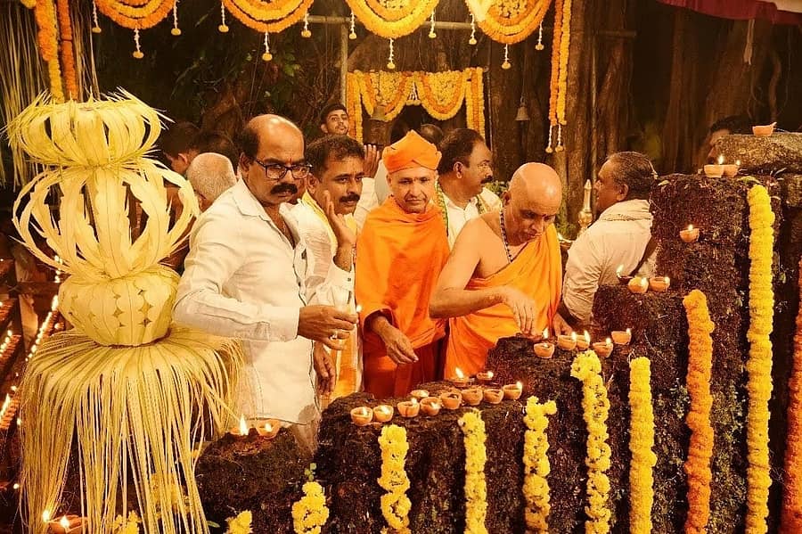 ತುಳುವೇಶ್ವರ ಸನ್ನಿಧಿಯಲ್ಲಿ ನಡೆದ ದೀಪೋತ್ಸವದಲ್ಲಿ ಚಾರುಕೀರ್ತಿ ಭಟ್ಟಾರಕ ಪಂಡಿತಾಚಾರ್ಯವರ್ಯ ಸ್ವಾಮೀಜಿ, ಒಡಿಯೂರು ಗುರುದೇವಾನಂದ ಸ್ವಾಮೀಜಿ ಹಣತೆ ಬೆಳಗಿದರು