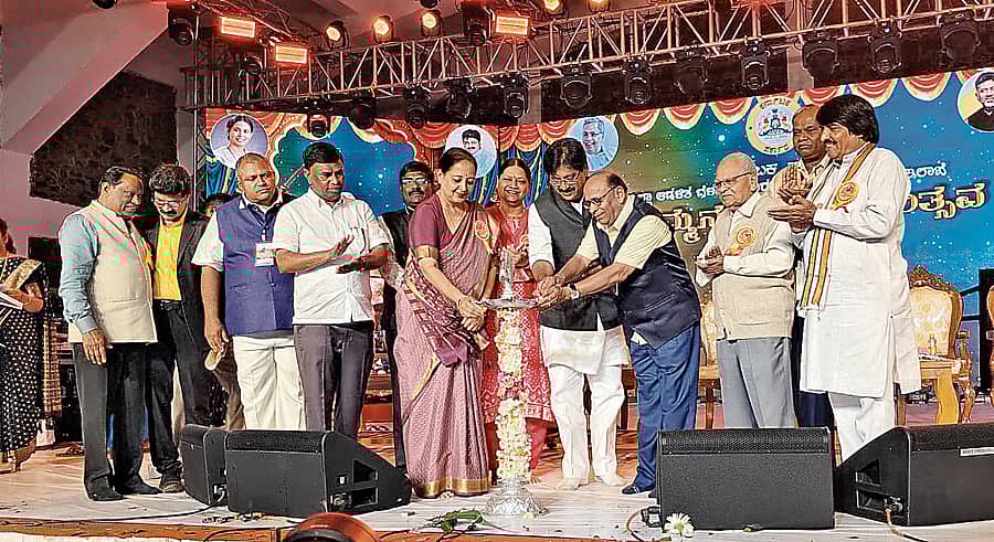 ಚನ್ನಮ್ಮನ ಕಿತ್ತೂರಿನ ಕೋಟೆ ಆವರಣದಲ್ಲಿ ಶನಿವಾರ ಹಮ್ಮಿಕೊಂಡಿದ್ದ ರಾಜ್ಯಮಟ್ಟದ ವಿಚಾರ ಸಂಕಿರಣದ ಉದ್ಘಾಟನೆ ಕಾರ್ಯಕ್ರಮದಲ್ಲಿ ಶಾಸಕ ಬಾಬಾಸಾಹೇಬ ಪಾಟೀಲ, ಪ್ರೊ.ಸಿ.ಕೆ.ನಾವಲಗಿ, ಪದ್ಮಿನಿ ನಾಗರಾಜ ದೀಪ ಬೆಳಗಿಸಿದರು