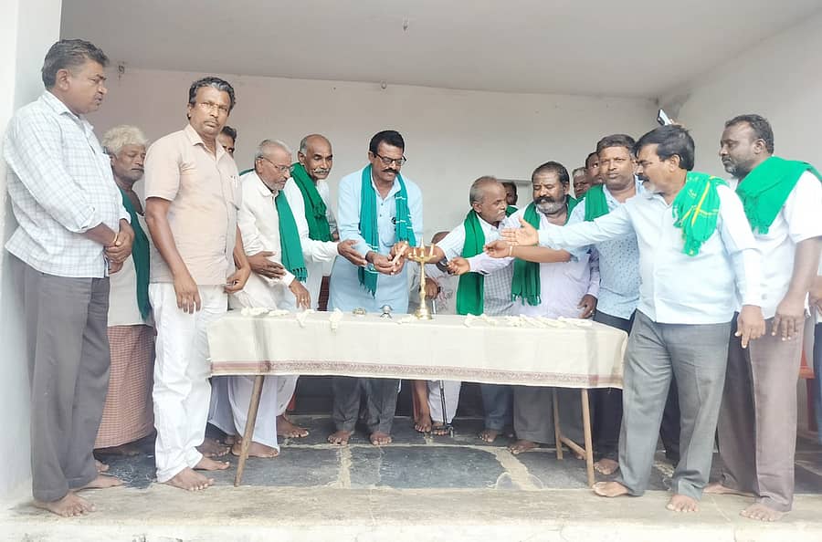 ನರೇಗಲ್ ಸಮೀಪದ ಅಬ್ಬಿಗೇರಿ ಗ್ರಾಮದ ಶ್ರೀಕಂಠಿ ಬಸವೇಶ್ವರ ದೇವಸ್ಥಾನದಲ್ಲಿ ರಾಜ್ಯ ರೈತ ಸಂಘದ ವತಿಯಿಂದ ನಡೆದ ಸಂಘದ ಪದಾಧಿಕಾರಿಗಳ ಪದಗ್ರಹಣ, ನೂತನ ಗ್ರಾಮ ಘಟಕದ ರಚನೆ ಮತ್ತು ಸದಸ್ಯತ್ವ ನೋಂದಣಿ ಕಾರ್ಯಕ್ರಮವನ್ನು ಗಣ್ಯರು ಉದ್ಘಾಟಿಸಿದರು