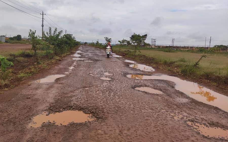 ಬೀದರ್-ಮನ್ನಾಎಖ್ಖೆಳ್ಳಿ ರಸ್ತೆಯಲ್ಲಿನ ಬೀದರ್ ತಾಲ್ಲೂಕಿನ ಬೆಳ್ಳೂರು ಕ್ರಾಸ್ನಿಂದ ಬೆಳ್ಳೂರಿಗೆ ಸಂಪರ್ಕ ಕಲ್ಪಿಸುವ ರಸ್ತೆಯಲ್ಲಿ ತಗ್ಗು-ದಿನ್ನೆಗಳು ಸೃಷ್ಟಿಯಾಗಿರುವುದು