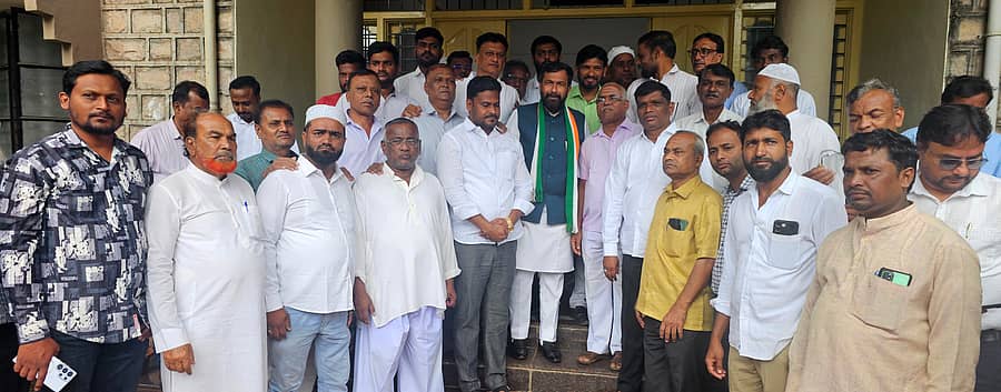 ಹುಕ್ಕೇರಿಯಲ್ಲಿ ಶನಿವಾರ ನಡೆದ ಕಾಂಗ್ರೆಸ್ ಕಾರ್ಯಕರ್ತರ ಸಭೆಯಲ್ಲಿ ವಿಧಾನ ಪರಿಷತ್ ಮುಖ್ಯ ಸಚೇತಕ ಸಲೀಂ ಅಹ್ಮದ್ ಪಾಲ್ಗೊಂಡು ಪಕ್ಷ ಬಲವರ್ಧನೆ ಕುರಿತು ಚರ್ಚಿಸಿದರು