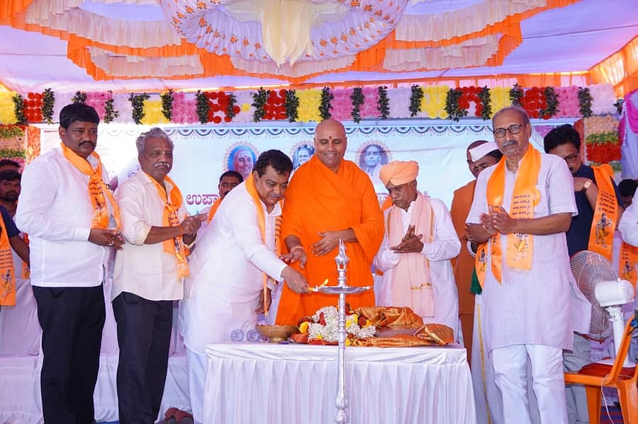 ವಿಜಯಪುರ ಜಿಲ್ಲೆಯ ಬಬಲೇಶ್ವರ ತಾಲೂಕಿನ ಕಾಖಂಡಕಿ ಗ್ರಾಮದಲ್ಲಿ ಶ್ರೀರಾಜಋಷಿ ಭಗೀರಥರ ಕಂಚಿನ ಮೂರ್ತಿಯ ಉದ್ಘಾಟನಾ ಸಮಾರಂಭವನ್ನು ಸಚಿವ ಎಂ.‌ಬಿ. ಪಾಟೀಲ‌‌ ಉದ್ಘಾಟಿಸಿದರು