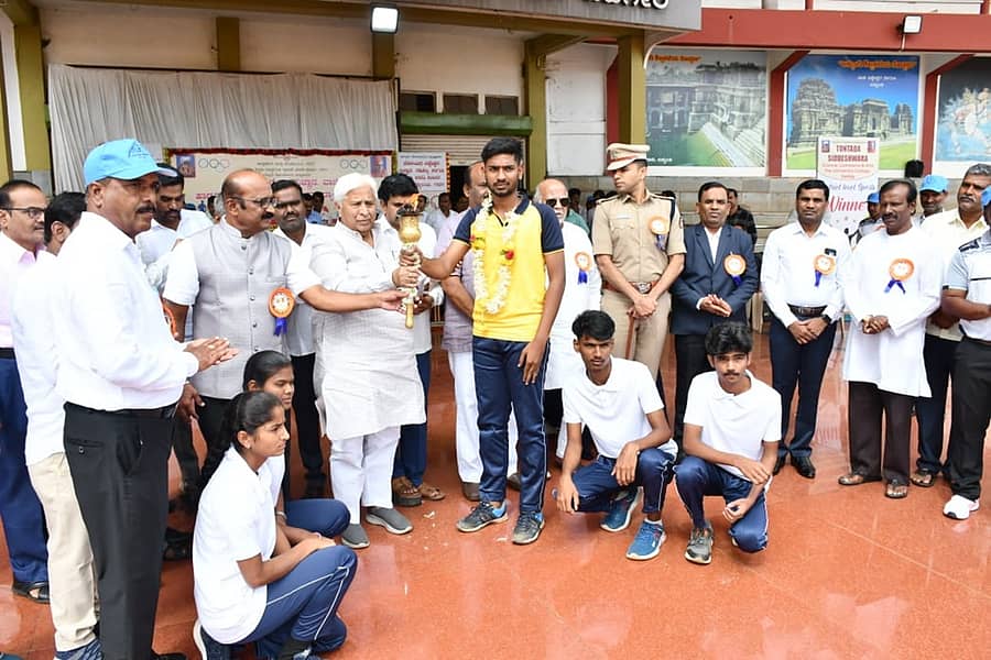 ಗದಗ ನಗರದ ಕೆ.ಎಚ್. ಪಾಟೀಲ ಜಿಲ್ಲಾ ಕ್ರೀಡಾಂಗಣದಲ್ಲಿ ನಡೆದ ಪದವಿಪೂರ್ವ ಮಹಾವಿದ್ಯಾಲಯಗಳ ಜಿಲ್ಲಾ ಮಟ್ಟದ ಕ್ರೀಡಾಕೂಟ ಉದ್ಘಾಟನಾ ಸಮಾರಂಭದಲ್ಲಿ ಸಚಿವ ಎಚ್.ಕೆ. ಪಾಟೀಲ ಕ್ರೀಡಾಜ್ಯೋತಿ ಸ್ವೀಕರಿಸಿದರು