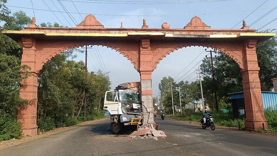 ಚಿಕ್ಕೋಡಿ ತಾಲ್ಲೂಕಿನ ಸದಲಗಾ ಪಟ್ಟಣದಲ್ಲಿ ಪೊಲೀಸ್ ಠಾಣೆ ಎದುರಿನಲ್ಲಿರುವ ಬೃಹತ್ ಸ್ವಾಗತ ಕಮಾನಿಗೆ ಲಾರಿಯೊಂದು ಡಿಕ್ಕಿ ಹೊಡೆದಿರುವುದು