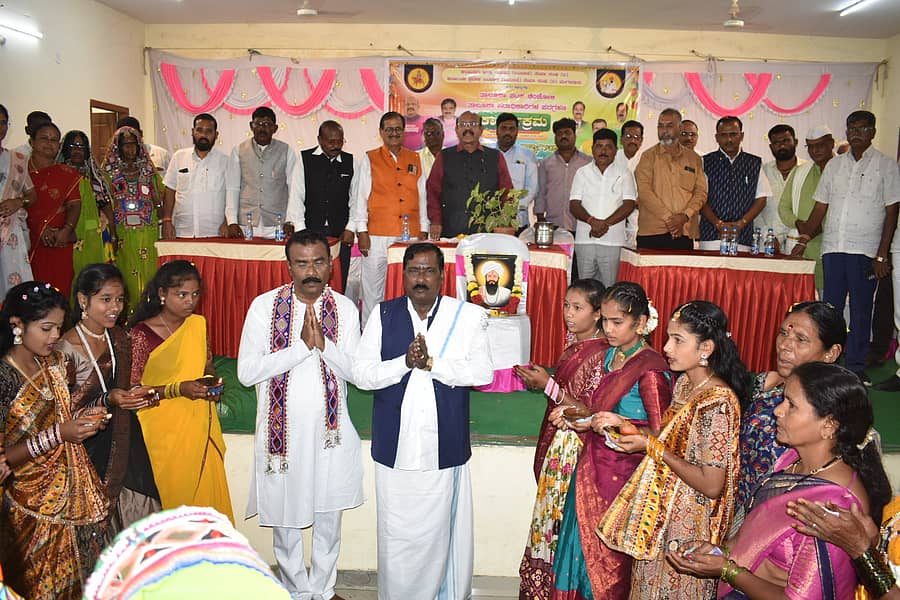 ಚಿಂಚೋಳಿಯಲ್ಲಿ ಶನಿವಾರ ನಡೆದ ಪ್ರದೇಶ ಬಂಜಾರಾ ಸೇವಾ ಸಂಘದ ತಾಲ್ಲೂಕು ಪದಾಧಿಕಾರಿಗಳ ಪದಗ್ರಹಣ ಸಮಾರಂಭದಲ್ಲಿ ಪಾಲ್ಗೊಂಡ ಡಾ ಉಮೇಶ ಉಜಾಧವ, ಸಿದ್ದ್ಯಾ ನಾಯಕ ಹಾಗೂ ಇತರ ಗಣ್ಯರಿಗೆ ಬಂಜಾರಾ ಯುವತಿಯರು ಶನಿವಾರ ಮೇರಾ ಸಮರ್ಪಿಸಿದರು