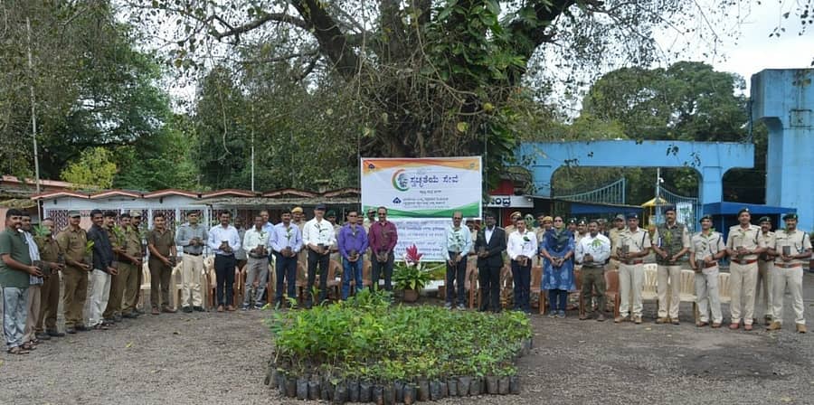 ಭದ್ರಾವತಿಯ ನಗರದ ವಿಐಎಸ್ಎಲ್ ಕಾರ್ಖಾನೆಯಲ್ಲಿ ಅರಣ್ಯ ಇಲಾಖೆಗೆ ವಿವಿಧ ತಳಿಯ 1,100 ಸಸಿಗಳನ್ನು ಹಸ್ತಾಂತರಿಸಲಾಯಿತು
