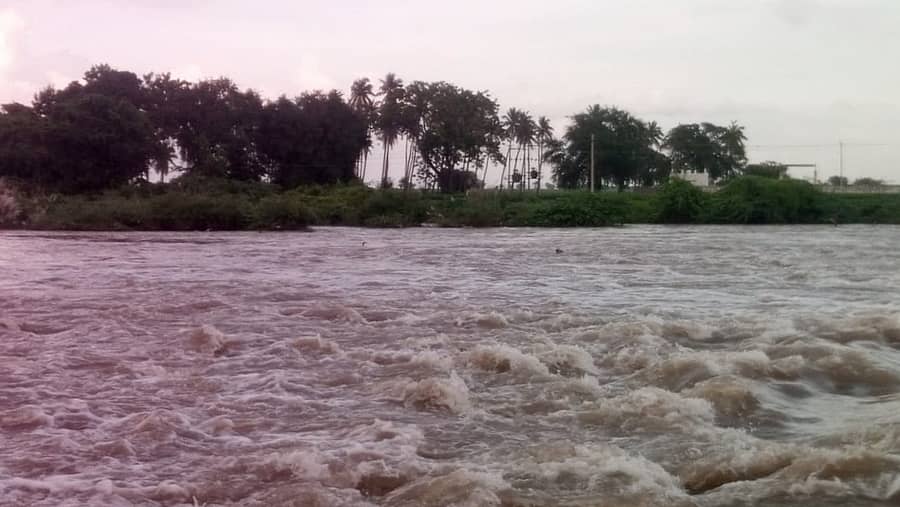 ತೆಕ್ಕಲಕೋಟೆ ಸಮೀಪದ ಎಚ್.ಹೊಸಳ್ಳಿ ಗ್ರಾಮದ ಹಿರೇಹಳ್ಳದ ಸೇತುವೆ ಮೇಲೆ ನೀರು ಹರಿಯುತ್ತಿದ್ದು ಸಂಚಾರಕ್ಕೆ ಅಡಚಣೆಯಾಗಿದೆ
