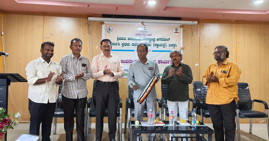 ಬಳ್ಳಾರಿ ನಗರದ ಸರಳಾದೇವಿ ಸತೀಶ್ಚಂದ್ರ ಅಗರವಾಲ್ ಸರ್ಕಾರಿ ಪ್ರಥಮ ದರ್ಜೆ ಕಾಲೇಜಿನ ಸಭಾಂಗಣದಲ್ಲಿ ನಾಟಕ ವಿಭಾಗದಿಂದ ಇತ್ತೀಚೆಗೆ ಆಯೋಜಿಸಿದ್ದ ‘ಜನ ಚಳುವಳಿಗಳ ದನಿಯಾಗಿ ‘ಸಮುದಾಯ’ ಎಂಬ ವಿಶೇಷ ಉಪನ್ಯಾಸ ಕಾರ್ಯಕ್ರಮವನ್ನು ತಮಟೆ ಬಡಿದು ಉದ್ಘಾಟಿಸಲಾಯಿತು.