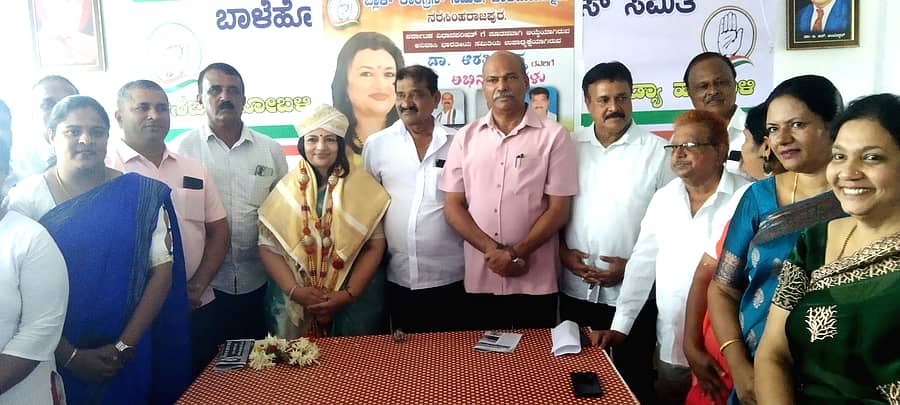 ನರಸಿಂಹರಾಜಪುರದ ತಾಲ್ಲೂಕು ಕಾಂಗ್ರೆಸ್ ಕಚೇರಿಗೆ ಶನಿವಾರ ಭೇಟಿ ನೀಡಿದ್ದ ನೂತನ ವಿಧಾನಪರಿಷತ್ ಸದಸ್ಯೆ ಆರತಿ ಕೃಷ್ಣ ಅವರನ್ನು ಪಕ್ಷದಿಂದ ಅಭಿನಂದಿಸಲಾಯಿತು. ಶಾಸಕ ಟಿ.ಡಿ.ರಾಜೇಗೌಡ, ಗೇರುಬೈಲು ನಟರಾಜ್ ಭಾಗವಹಿಸಿದ್ದರು