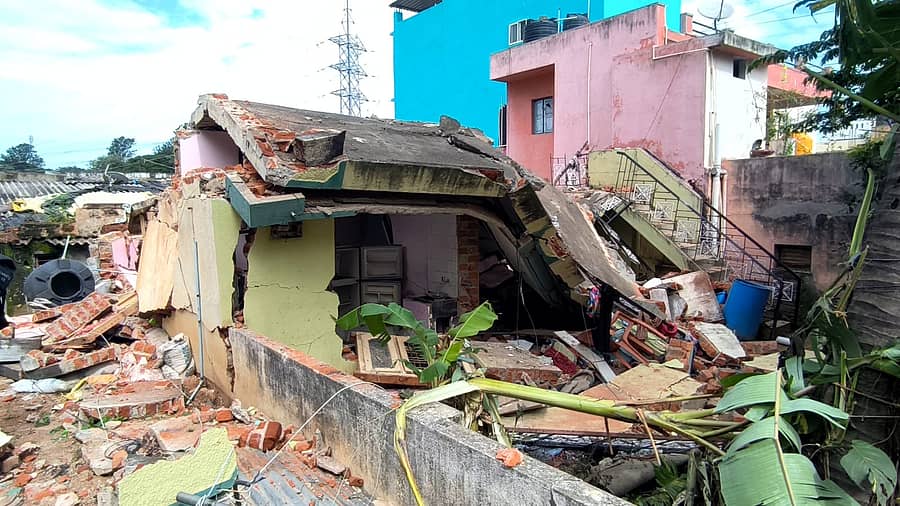 ಸ್ಫೋಟದಿಂದ ಕುಸಿದ ಮನೆ