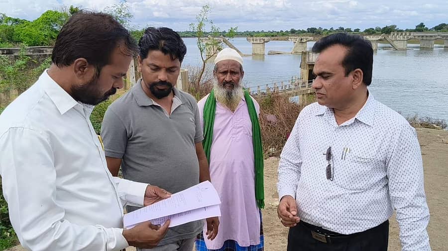 ಜೇವರ್ಗಿ ತಾಲ್ಲೂಕಿನ ನರಿಬೋಳ-ಚಾಮನೂರ ನಡುವೆ ನಿರ್ಮಾಣಗೊಳ್ಳುತ್ತಿರುವ ಸೇತುವೆ ಕಾಮಗಾರಿ ಸ್ಥಳಕ್ಕೆ ರಾಷ್ಟ್ರೀಯ ಹೆದ್ದಾರಿ ಪ್ರಾಧಿಕಾರದ ಕಾರ್ಯನಿರ್ವಾಹಕ ಅಭಿಯಂತರ ಭೇಟಿ ನೀಡಿ ಪರಿಶೀಲನೆ ನಡೆಸಿದರು