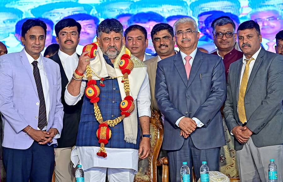 ಕಾರ್ಯಕ್ರಮದಲ್ಲಿ ಡಿ.ಕೆ.ಶಿವಕುಮಾರ್ ಅವರನ್ನು ಸನ್ಮಾನಿಸಲಾಯಿತು. ಬೆಂಗಳೂರು ವಕೀಲರ ಸಂಘದ ಅಧ್ಯಕ್ಷ ವಿವೇಕ್ ಸುಬ್ಬಾರೆಡ್ಡಿ, ಸುಪ್ರೀಂ ಕೋರ್ಟ್ ನ್ಯಾಯಮೂರ್ತಿ ಅರವಿಂದ ಕುಮಾರ್ ಮತ್ತು ಸಂಘದ ಪ್ರಧಾನ ಕಾರ್ಯದರ್ಶಿ ಎಚ್.ವಿ.ಪ್ರವೀಣ್ ಗೌಡ ಉಪಸ್ಥಿತರಿದ್ದರು – ಪ್ರಜಾವಾಣಿ ಚಿತ್ರ