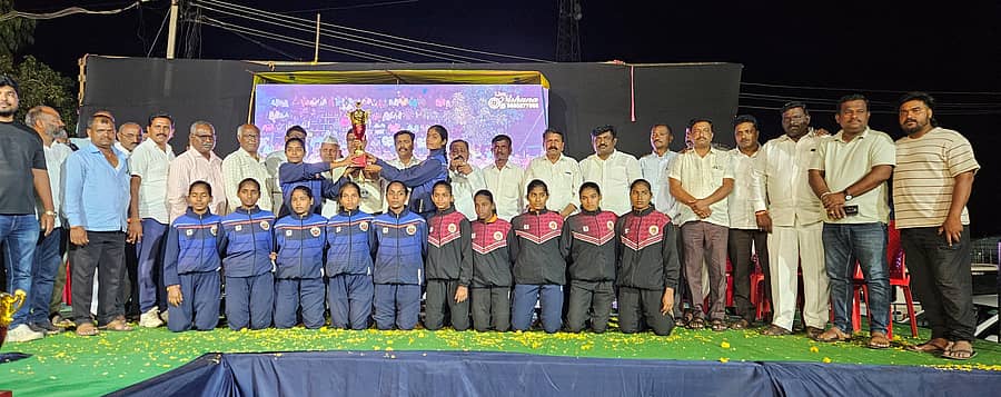 ಚಿಮ್ಮಡ ಗ್ರಾಮದಲ್ಲಿ ಶನಿವಾರ ನಡೆದ ಬೆಳಗಾವಿ ವಿಭಾಗ ಮಟ್ಟದ ಪ್ರಾಥಮಿಕ, ಪ್ರೌಢಶಾಲೆಗಳ ಕಬಡ್ಡಿ ಪಂದ್ಯಾವಳಿಯ 17ರ ವಯೋಮಿತಿ ಒಳಗಿನ ಬಾಲಕಿಯರ ವಿಭಾಗದಲ್ಲಿ ಪ್ರಥಮ ಸ್ಥಾನ ಪಡೆದ ಬಾಗಲಕೋಟೆ ತಂಡಕ್ಕೆ ಪ್ರಶಸ್ತಿ ವಿತರಿಸಲಾಯಿತು