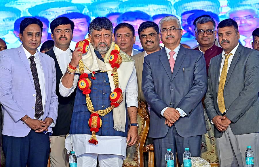 <div class="paragraphs"><p>ಕಾರ್ಯಕ್ರಮದಲ್ಲಿ ಉಪಮುಖ್ಯಮಂತ್ರಿ ಡಿ.ಕೆ.ಶಿವಕುಮಾರ್ ಅವರನ್ನು ಸನ್ಮಾನಿಸಿ ಗೌರವಿಸಲಾಯಿತು. 'ಬೆಂಗಳೂರು ವಕೀಲರ ಸಂಘ'ದ ಅಧ್ಯಕ್ಷ ವಿವೇಕ್ ಸುಬ್ಬಾರೆಡ್ಡಿ, ಸುಪ್ರೀಂ ಕೋರ್ಟ್ ನ್ಯಾಯಮೂರ್ತಿ ಅರವಿಂದ ಕುಮಾರ್ ಮತ್ತು ಸಂಘದ ಪ್ರಧಾನ ಕಾರ್ಯದರ್ಶಿ ಎಚ್.ವಿ.ಪ್ರವೀಣ್ ಗೌಡ ಉಪಸ್ಥಿತರಿದ್ದರು </p><p></p></div>