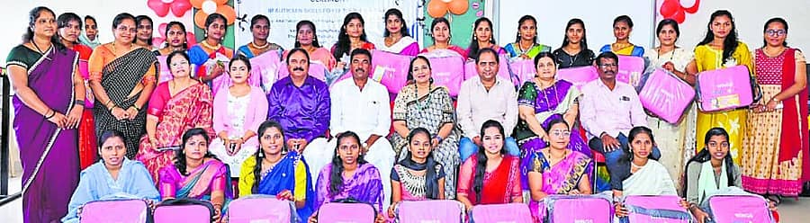 <div class="paragraphs"><p>ಹೊಸಪೇಟೆಯ ಉಗಮದೇವಿ ಭವರಲಾಲ್ ನಾಹರ್ ಥಿಯೋಸಾಫಿಕಲ್ ಮಹಿಳಾ ಕಾಲೇಜಿನಲ್ಲಿ ರೀಚ್ ಮಚ್ ಹೈಯರ್ ಫೌಂಡೇಷನ್ ಬೆಂಗಳೂರು ವತಿಯಿಂದ ಹಮ್ಮಿಕೊಂಡಿದ್ದ ಉಚಿತ ಬ್ಯೂಟಿಷಿಯನ್ ತರಬೇತಿ ಕಾರ್ಯಕ್ರಮದಲ್ಲಿ ಗುರುವಾರ ನಡೆದ ಸಮಾರೋಪ ಸಮಾರಂಭದಲ್ಲಿ ಫಲಾನುಭವಿಗಳಿಗೆ ಬ್ಯೂಟಿಷಿಯನ್ ಕಿಟ್ ವಿತರಿಸಿದರು</p></div>
