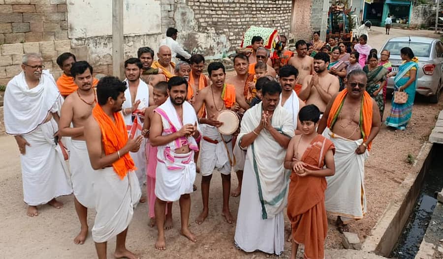ಕೆಂಭಾವಿಯ ಉತ್ತರಾದಿ ಮಠದಲ್ಲಿ ಶನಿವಾರ ಸತ್ಯಪ್ರಮೋದತೀರ್ಥರ ಆರಾಧನೆ ಅಂಗವಾಗಿ ವೈಭವದ ಪಲ್ಲಕ್ಕಿ ಉತ್ಸವ ನಡೆಯಿತು