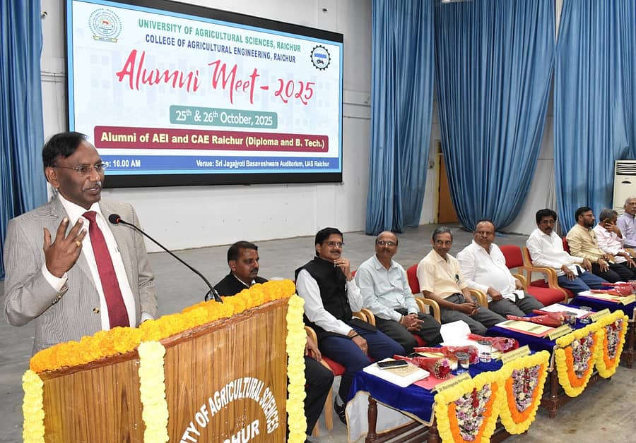 ರಾಯಚೂರು ನಗರದ ಕೃಷಿ ತಾಂತ್ರಿಕ ಮಹಾವಿದ್ಯಾಲಯದ ಹಳೆಯ ವಿದ್ಯಾರ್ಥಿಗಳ ಸಮಾಗಮ ಕಾರ್ಯಕ್ರಮದಲ್ಲಿ ಕೃಷಿ ವಿಜ್ಞಾನಗಳ ವಿಶ್ವವಿದ್ಯಾಲಯದ ಕುಲಪತಿ ಎಂ.ಹನುಮಂತಪ್ಪ ಮಾತನಾಡಿದರು