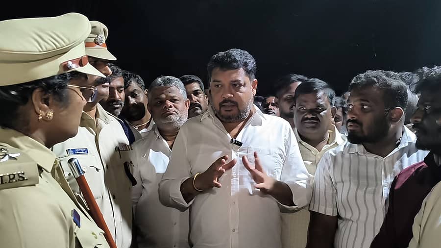 ಚಾಮರಾಜನಗರ ತಾಲ್ಲೂಕಿನ ಜ್ಯೋತಿಗೌಡನ ಪುರಕ್ಕೆ ಶುಕ್ರವಾರ ರಾತ್ರಿ ಸಂಸದ ಸುನೀಲ್ ಬೋಸ್ ಭೇಟಿನೀಡಿ ಗ್ರಾಮಸ್ಥರ ಜೊತೆ ಮಾತುಕತೆ ನಡೆಸಿದರು.