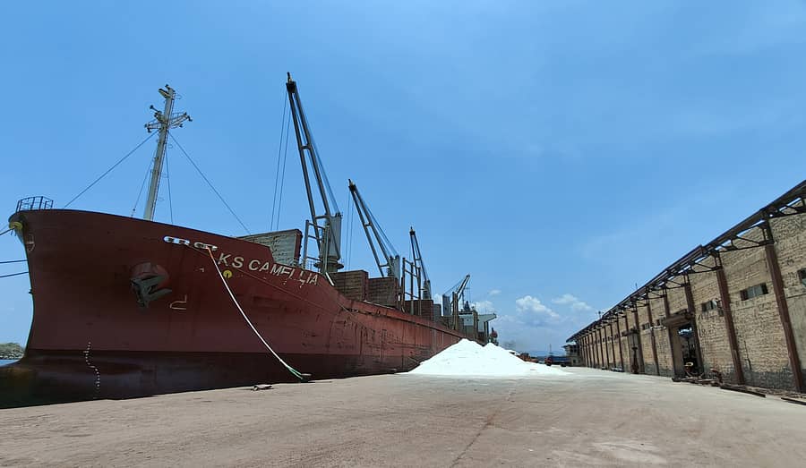 ಕಾರವಾರದ ವಾಣಿಜ್ಯ ಬಂದರಿನಲ್ಲಿ ರಾಕ್ ಫಾಸ್ಫೆಟ್ ಸರಕು ಹೊತ್ತು ತಂದಿರುವ ಹಡಗು ನಿಂತಿರುವುದು(ಸಂಗ್ರಹ ಚಿತ್ರ)