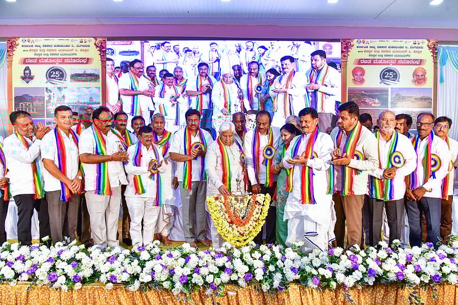 ಕೊಪ್ಪಳದಲ್ಲಿ ಶನಿವಾರ ನಡೆದ ಜಿಲ್ಲಾ ಸಹಕಾರ ಯೂನಿಯನ್‌ನ ರಜತ ಮಹೋತ್ಸವದ ಕಾರ್ಯಕ್ರಮವನ್ನು ಕಾನೂನು ಹಾಗೂ ಸಂಸದೀಯ ವ್ಯವಹಾರಗಳ ಖಾತೆ ಸಚಿವ ಎಚ್‌.ಕೆ. ಪಾಟೀಲ ಉದ್ಘಾಟಿಸಿದರು. ಜನಪ್ರತಿನಿಧಿಗಳು ಹಾಗೂ ಗಣ್ಯರು ಜೊತೆಗಿದ್ದರು 
