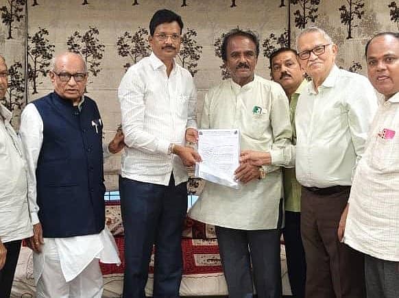 ಹೊಸಪೇಟೆಯಲ್ಲಿ ಶನಿವಾರ ಸಂಸದ ಇ.ತುಕಾರಾಂ ಅವರಿಗೆ ರೈಲ್ವೆ ಸೇವೆ, ಸೌಲಭ್ಯ, ಸಮಸ್ಯೆಗಳ ಕುರಿತು ಮನವಿ ಸಲ್ಲಿಸಲಾಯಿತು –ಪ್ರಜಾವಾಣಿ ಚಿತ್ರ