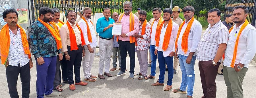 ಸಾರ್ವಜನಿಕ ಸ್ಥಳಗಳಲ್ಲಿ ನಮಾಜ್ (ಪ್ರಾರ್ಥನೆಗೆ) ನಿರ್ಬಂಧ ವಿಧಿಸಬೇಕು ಎಂದು ಒತ್ತಾಯಿಸಿ, ಶ್ರೀರಾಮ ಸೇನೆ ಮುಖಂಡರು ರಾಮನಗರದಲ್ಲಿರುವ ಜಿಲ್ಲಾಧಿಕಾರಿ ಕಚೇರಿ ಎದುರು ಪ್ರತಿಭಟನೆ ನಡೆಸಿ, ಹೆಚ್ಚುವರಿ ಜಿಲ್ಲಾಧಿಕಾರಿ ಆರ್. ಚಂದ್ರಯ್ಯ ಅವರಿಗೆ ಮನವಿ ಸಲ್ಲಿಸಿದರು. ಸೇನೆಯ ದಕ್ಷಿಣ ಪ್ರಾಂತ ರಾಜ್ಯ ಪ್ರಧಾನ ಕಾರ್ಯದರ್ಶಿ ನಾಗಾರ್ಜುನ ಗೌಡ ಹಾಗೂ ಮುಖಂಡರು ಇದ್ದಾರೆ