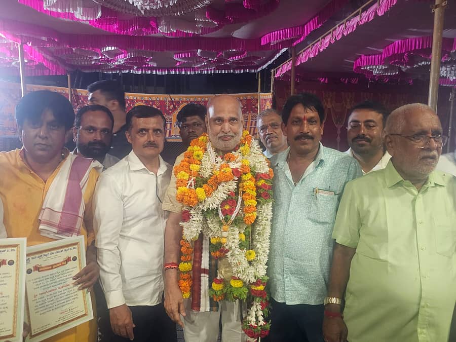 ಶಿರಸಿ ಕೆಡಿಸಿಸಿ ಬ್ಯಾಂಕ್ ಚುನಾವಣೆಯಲ್ಲಿ ಮುನ್ನಡೆ ಸಾಧಿಸಿರುವ ಶಿವರಾಮ ಹೆಬ್ಬಾರ ನೇತೃತ್ವದ ಬಣದವರು ಶನಿವಾರ ಸಂಭ್ರಮಾಚರಣೆ ನಡೆಸಿದರು 