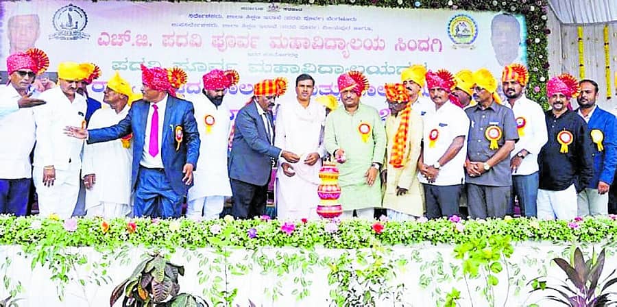 <div class="paragraphs"><p>ಸಿಂದಗಿ ಪಟ್ಟಣದ ತಾಲ್ಲೂಕು ಶಿಕ್ಷಣ ಪ್ರಸಾರಕ ಮಂಡಳಿಯ ಎಚ್.ಜಿ.ಪಿಯು ಕಾಲೇಜಿನ ಆವರಣದಲ್ಲಿ ಶಾಲಾ ಶಿಕ್ಷಣ (ಪದವಿ ಪೂರ್ವ) ಇಲಾಖೆ ವತಿಯಿಂದ ಆಯೋಜನೆ ಮಾಡಿದ ರಾಜ್ಯಮಟ್ಟದ ಪಿಯು ಕಾಲೇಜುಗಳ ಬಾಲಕ/ಬಾಲಕಿಯರ ಕುಸ್ತಿ ಟೂರ್ನಿಯನ್ನು ಶುಕ್ರವಾರ ಶಾಸಕ ಅಶೋಕ ಮನಗೂಳಿ ಉದ್ಘಾಟಿಸಿದರು</p></div>