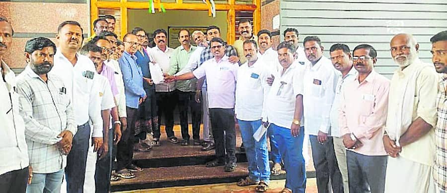 <div class="paragraphs"><p>ಹಗರಿಬೊಮ್ಮನಹಳ್ಳಿಯ ತಹಶೀಲ್ದಾರ್ ಕಚೇರಿಯಲ್ಲಿ ವಾಲ್ಮೀಕಿ ಮಹಾಸಭಾದ ತಾಲ್ಲೂಕು ಘಟಕದ ಪದಾಧಿಕಾರಿಗಳು, ಮುಖಂಡರು ಉಪ ತಹಶೀಲ್ದಾರ್ ಶಿಲ್ಪಾ ಅವರಿಗೆ ಮನವಿ ಸಲ್ಲಿಸಿದರು</p></div>