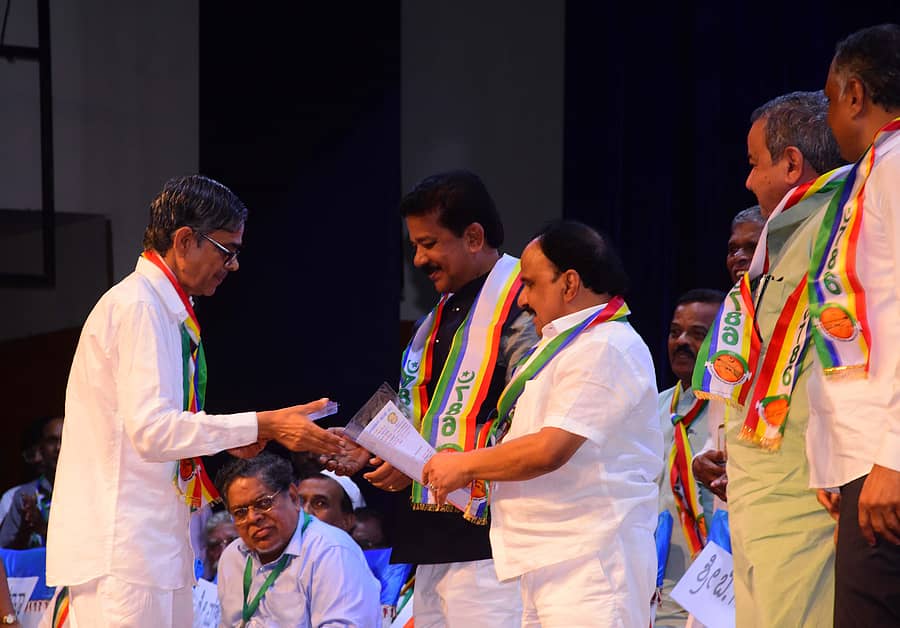 ಚಿತ್ರದುರ್ಗದಲ್ಲಿ ನಡೆದ ನದಾಫ್‌–ಪಿಂಜಾರರ ಸಮಾವೇಶದಲ್ಲಿ ಸಂಘದ ರಾಜ್ಯ ಘಟಕದ ಅಧ್ಯಕ್ಷ ಎಚ್‌.ಜಲೀಲ್‌ ಸಾಬ್‌ ಅವರು ಸಚಿವ ಡಿ.ಸುಧಾಕರ್‌, ಶಾಸಕ ಟಿ.ರಘುಮೂರ್ತಿ ಅವರಿಗೆ ವಿವಿಧ ಬೇಡಿಕೆಗಳ ಮನವಿ ಅರ್ಪಿಸಿದರು