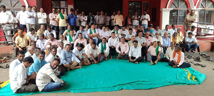 ವಿವಿಧ ಬೇಡಿಕೆ ಈಡೇರಿಕೆಗೆ ಆಗ್ರಹಿಸಿ ಕಬ್ಬು ಬೆಳೆಗಾರರು ಹಳಿಯಾಳದ ತಹಶೀಲ್ದಾರ್ ಕಾರ್ಯಾಲಯದ ಬಳಿ ನಡೆಸುತ್ತಿರುವ ಪ್ರತಿಭಟನೆಯಲ್ಲಿ ಭಾನುವಾರ ಮಾಜಿ ಶಾಸಕ ಸುನೀಲ ಹೆಗಡೆ ಪಾಲ್ಗೊಂಡಿದ್ದರು